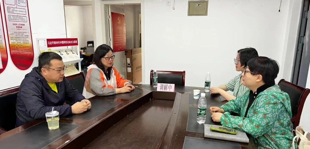 华龙美树小区民法典宣传月法律咨询调解现场
