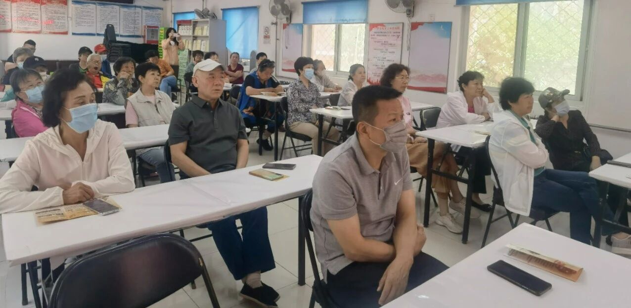 定南里社区居民参加民法典普法讲座