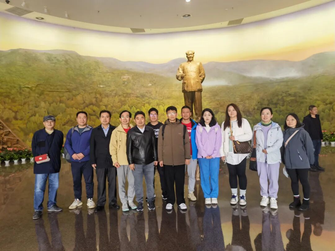 国达团队在香山革命纪念馆毛主席像前合影