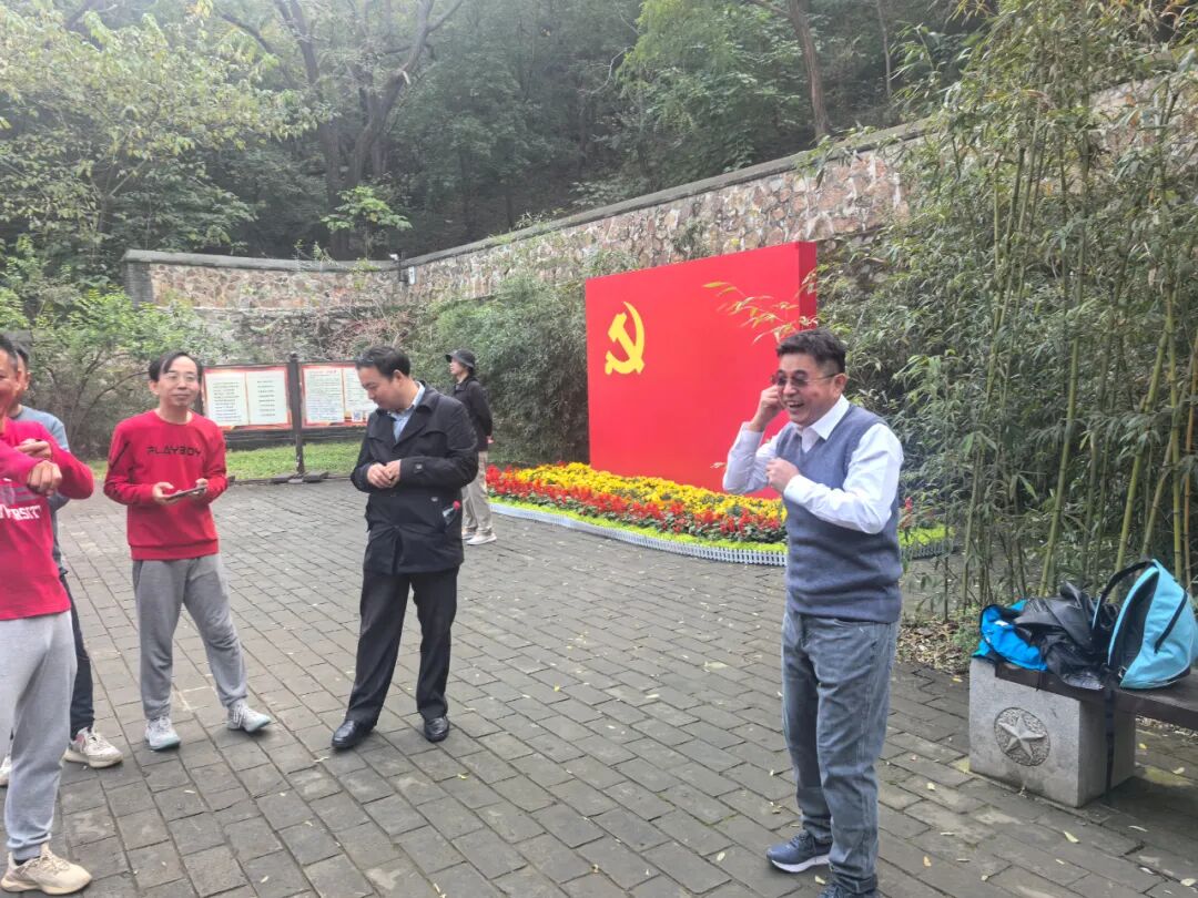 国达团队开展你来比划我来猜团建游戏