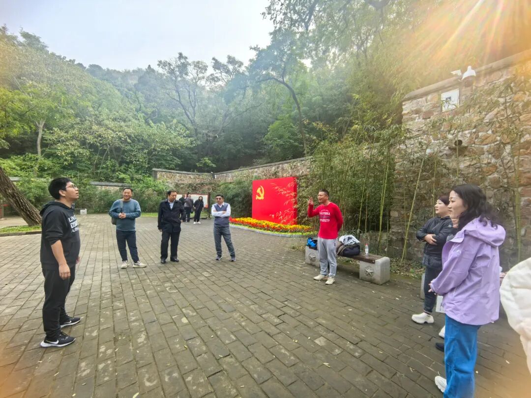 国达团队开展红色香山行团建小游戏