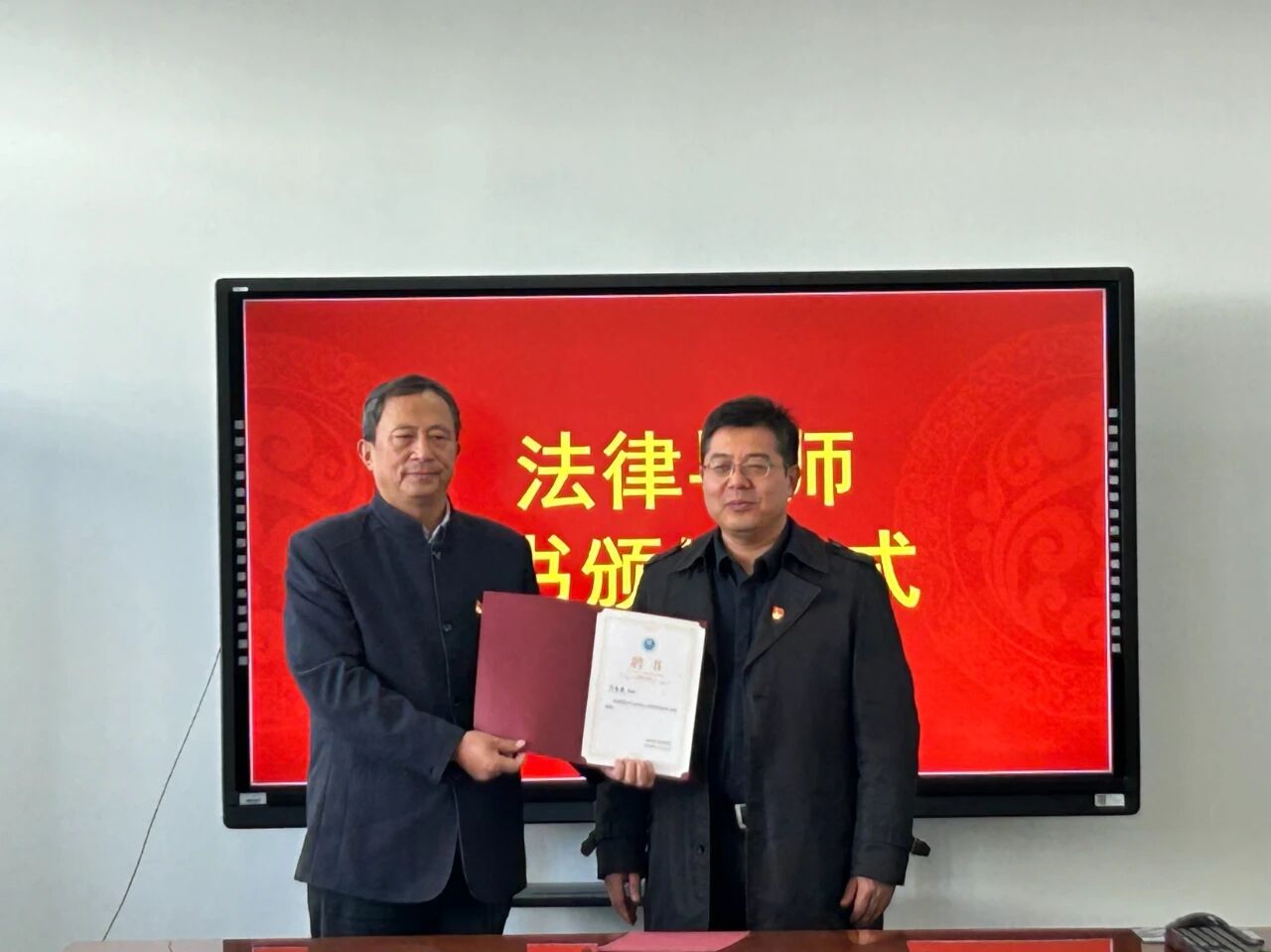 许振德律师接受校外法律导师聘书