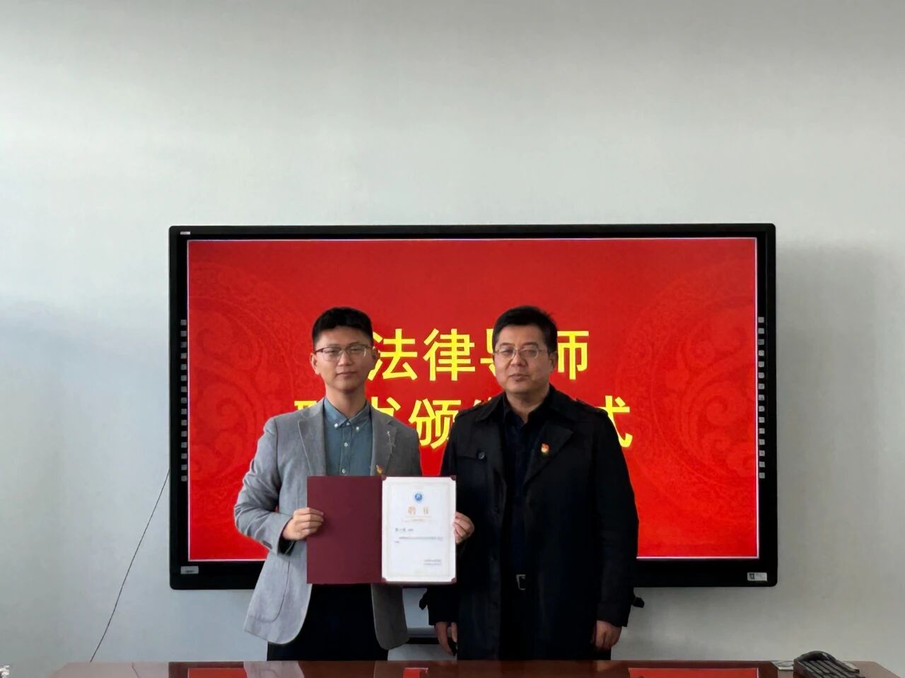 赵一泼律师接受校外法律导师聘书