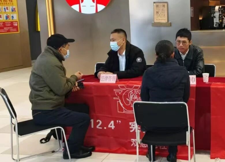 徐竟峰律师在朝阳区双惠苑社区开展宪法宣传活动